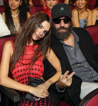 Έμιλι Ραταϊκόφσκι: Η τολμηρή εμφάνιση στα MTV VMAs και η αφιέρωση στον Ρομέν Γαβρά