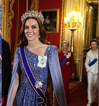 Ντύσου όπως η Κέιτ Μίντλετον: 10 μπλε φορέματα με παγιέτα που βρήκαμε στην αγορά