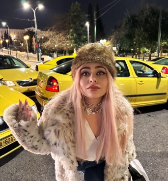 Η Αγγελική Μανουσάκη μιλάει για τις viral αστρολογικές προβλέψεις της, τα Ζώδια και τη ζωή στην Αθήνα.