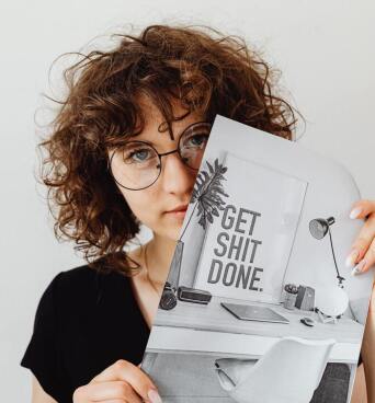 Όπως κάθε χρόνο, λίγο πριν την Πρωτοχρονιά, δίνουμε στον εαυτό μας υποσχέσεις και ελπίζουμε να τις τηρήσουμε. Παρακάτω θα βρείτε 100+1 υποσχέσεις για να σας βοηθήσουν να τηρήσετε έστω και μία. 