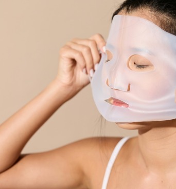 κοπέλα που βάζει μάσκα