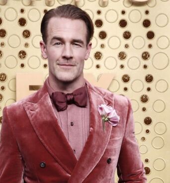 Ο ηθοποιός Τζέιμς Βαν Ντερ Μπικ πουλά αναμνηστικά από το Dawson’s Creek και άλλες δουλειές του για να χρηματοδοτήσει τη θεραπεία του καρκίνου του. 