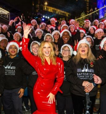 Η Κάιλι Μινόγκ έκανε έκπληξη στο Battersea Power Station του Λονδίνου - Άναψε τα χριστουγεννιάτικα φώτα και παρουσίασε νέο της single από το «Kylie Christmas»