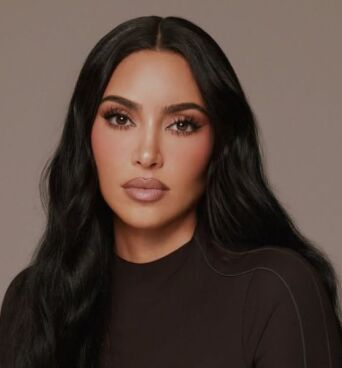 Η Κιμ Καρντάσιαν αποκάλυψε γιατί αποφάσισε να αλλάξει το όνομά της πριν από σχεδόν δύο δεκαετίες - Στην πρεμιέρα του Keeping Up with the Kardashians.