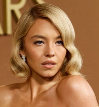 Η ηθοποιός Σίντνεϊ Σουίνι δηλώνει πως η σιωπή της για τη διαφήμιση American Eagle, που θεωρήθηκε ότι προωθεί λευκή υπεροχή, «μεγάλωσε το χάσμα» 