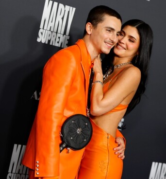 Ο Τιμοτέ Σαλαμέ και η Κάιλι Τζένερ διέψευσαν τις φήμες χωρισμού με μία κοινή εμφάνιση - Στην πρεμιέρα της ταινίας «Marty Supreme»