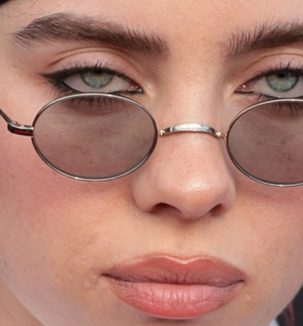 Μπίλι Άιλις: Η Αμερικανίδα τραγουδίστρια ζητά μεταρρύθμιση στην οπλοκατοχή μετά τις μαζικές επιθέσεις σε ΗΠΑ και Αυστραλία