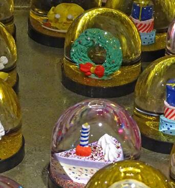 Οι γυάλινες χριστουγεννιάτικες μπάλες που ξεχωρίσαμε στην αγορά