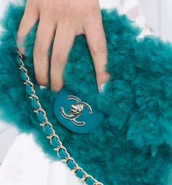 Πού θα επιδιορθώσεις την επώνυμη (και πανάκριβη) τσάντα σου αντί να την πετάξεις;