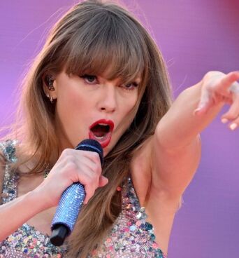 Η Τέιλορ Σουίφτ ανακηρύχθηκε κορυφαία καλλιτέχνις παγκοσμίως για το 2025 από την IFPI, καταρρίπτοντας κάθε ρεκόρ πωλήσεων για έκτη φορά στην καριέρα της.