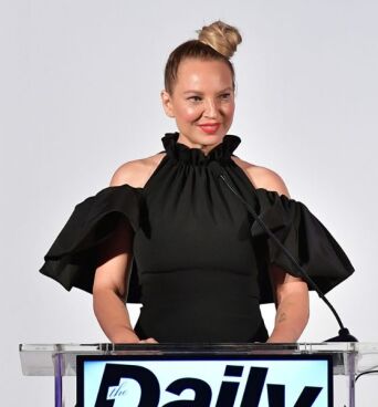 Η Sia καλείται να πληρώνει 42.500 δολάρια μηνιαίως για διατροφή στον πρώην σύζυγό της - To viral σχόλιο της τραγουδίστριας μετά την απόφαση του δικαστηρίου