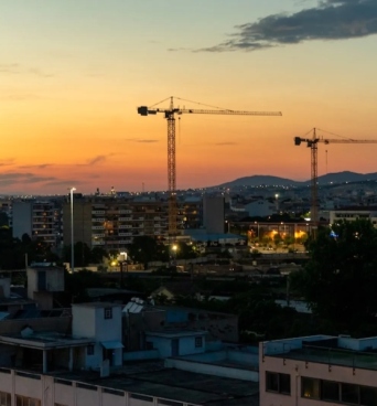 Ο Λάζαρος Γραικός περιπλανιέται στη Θεσσαλονίκη προχωρημένα μεσάνυχτα και αφουγκράζεται τη ζωή, τους ήχους, τα φώτα της πόλης