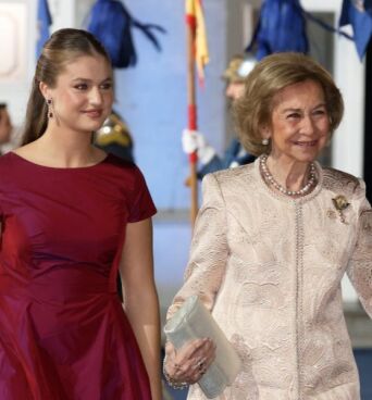 Ισπανία: Η πριγκίπισσα Λεονόρ φόρεσε σκουλαρίκια με ρουμπίνια και διαμάντια, δώρο της Φρειδερίκης στη βασίλισσα Σοφία το 1962.
