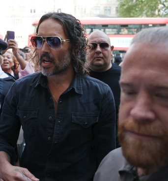 «Είμαι αθώος» - Ο Ράσελ Μπραντ για τον βιασμό και τις σεξουαλικές επιθέσεις κατά τεσσάρων γυναικών