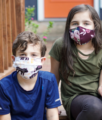 Παιδιά με μάσκα για τον κορωνοιό