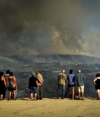 Πυρκαγιά στην Πορτογαλία - Πολίτες παρακολουθούν από μακριά το πύρινο μέτωπο