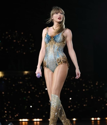 Η Taylor Swift στη σκηνή με μικρόφωνο στο χέρι