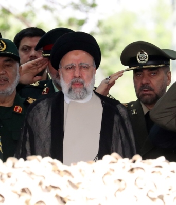 Ο Ιρανός Πρόεδρος Ebrahim Raisi ανάμεσα από Ιρανούς στρατηγούς 