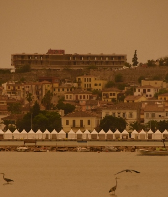 Ναύπλιο και αφρικανική σκόνη - Κάστρο, λιμάνι, θάλασσα, πελεκάνοι