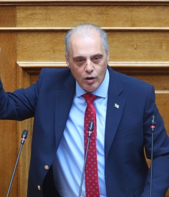 Ο πρόεδρος της Ελληνικής Λύσης, Κυριάκος Βελόπουλος μιλάει στη Βουλή με σηκωμένο χέρι