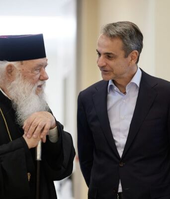 Ο πρωθυπουργός Κυριάκος Μητσοτάκης με τον Αρχιεπίσκοπο  Αθηνών και πάσης Ελλάδος κ. κ. Ιερώνυμο