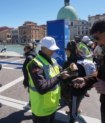 Ένας υπάλληλος ελέγχει τα εισιτήρια κατά την είσοδο στην πόλη της Βενετίας,