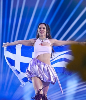 Η Μαρίνα Σάττι με ελληνική σημαία στη σκηνη