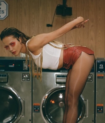Η Rita Ora σε καρεκλα, πλυντηρια