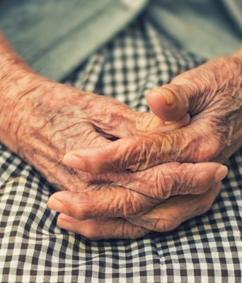 Χέρια ηλικιωμένης γυναίκας