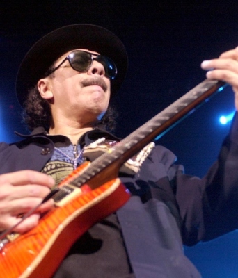 Ο κιθαρίστας Κάρλος Σαντάνα πάνω στη σκηνή