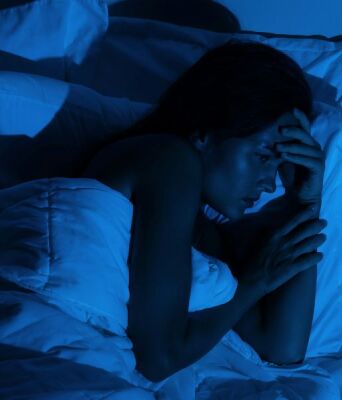 Η αϋπνία πέρα από 24 ώρες επηρεάζει κρίση, μνήμη και υγεία - Ο δρ. Γκάρτνερ εξηγεί τα στάδια στέρησης ύπνου, από εξάντληση έως ψευδαισθήσεις.