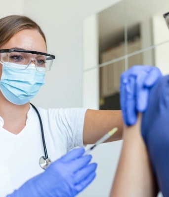 COVID-19, εμβολιασμος