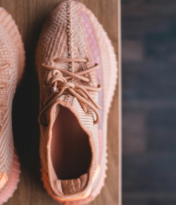 Οι επιστήμονες προειδοποιούν: Τα γυναικεία αθλητικά παπούτσια σχεδιάζονται… για άνδρες