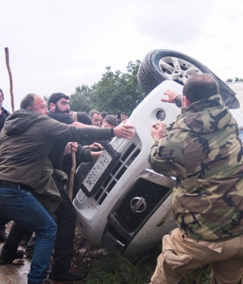 Πρωτοφανείς αγριότητες στην Κρήτη: Δείτε εικόνες από τα επεισόδια αγροτών και αστυνομίας