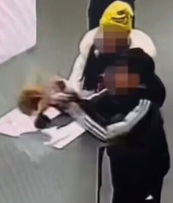 Πεκίνο: Παιδί έριξε στο πάτωμα χειροποίητο χρυσό στέμμα 