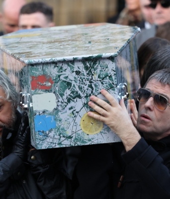 Ο Λίαμ Γκάλαχερ κουβάλησε το φέρετρο του Γκάρι Mάουνφιλντ των Stone Roses στην κηδεία του