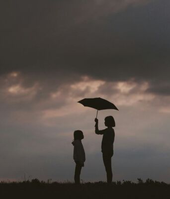 Γιατί κάποιοι άνθρωποι είναι «καλωδιωμένοι» να βοηθούν αγνώστους – και τι αποκαλύπτει ο εγκέφαλός τους