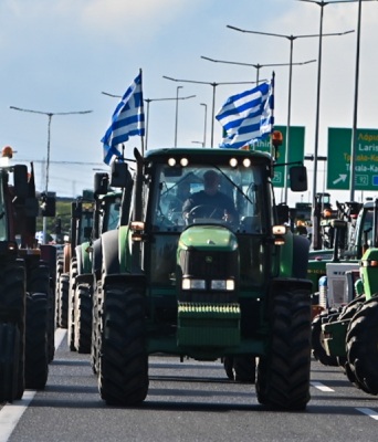 Αγρότες με τρακτέρ