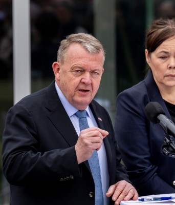 Ο υπουργός Εξωτερικών της Δανίας Lars Lokke Rasmussen (L) και η υπουργός Εξωτερικών της Γροιλανδίας Vivian Motzfeldt