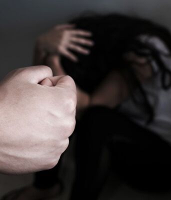 Κυψέλη - Μητέρα γύρισε από το φαρμακείο και βρήκε 64χρονο να ασελγεί στην κόρη της