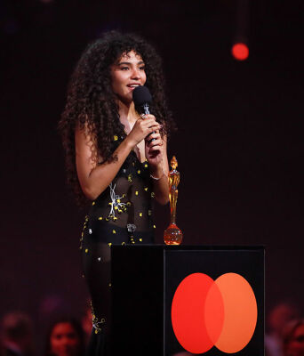 Η Ολίβια Ντιν σάρωσε στα BRIT Awards