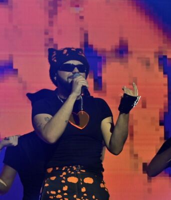 O Akylas τραγουδάει το «Ferto»