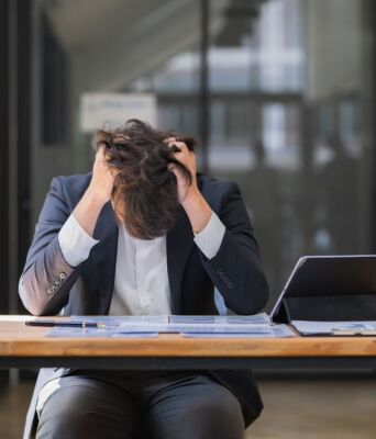 Αγχωμένος υπάλληλος γραφείου