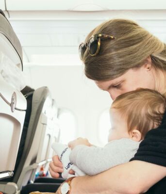 Πτήσεις: Μπορεί το κλάμα ενός μωρού να σε «κατεβάσει» από το αεροπλάνο;