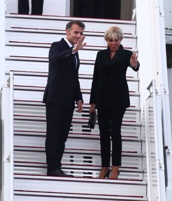 Μακρόν: Το θερμό φινάλε της επίσκεψης στην Αθήνα και η συμβολική αποχώρηση του ζεύγους