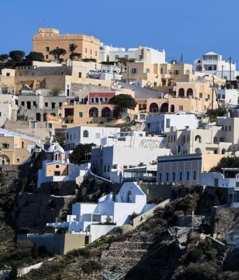 Σαντορίνη: Βρετανίδα σκόρπισε στάχτες αγαπημένου προσώπου στα σοκάκια της Οίας