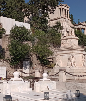 Πρώτο Νεκροταφείο Αθηνών | Κεντρική πλατεία, μνήματα των Αρχιεπισκόπων Αθηνών και πάσης Ελλάδος