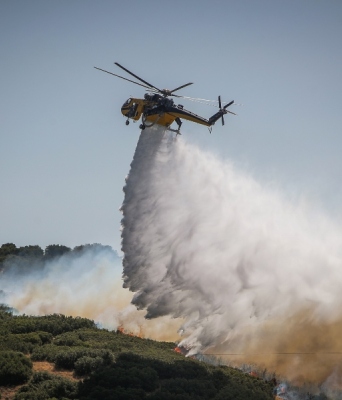 Φωτιά στη Γαλάτιστα Χαλκιδικής, επιχειρούν 5 εναέρια μέσα