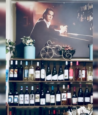 Ο Nick Cave μένει σ’ ένα παντοπωλείο της Θεσσαλονίκης