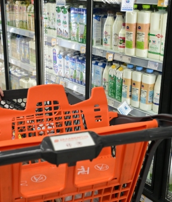 Από Δευτέρα στα ράφια πάνω από 1.150 προϊόντα με μειωμένες τιμές